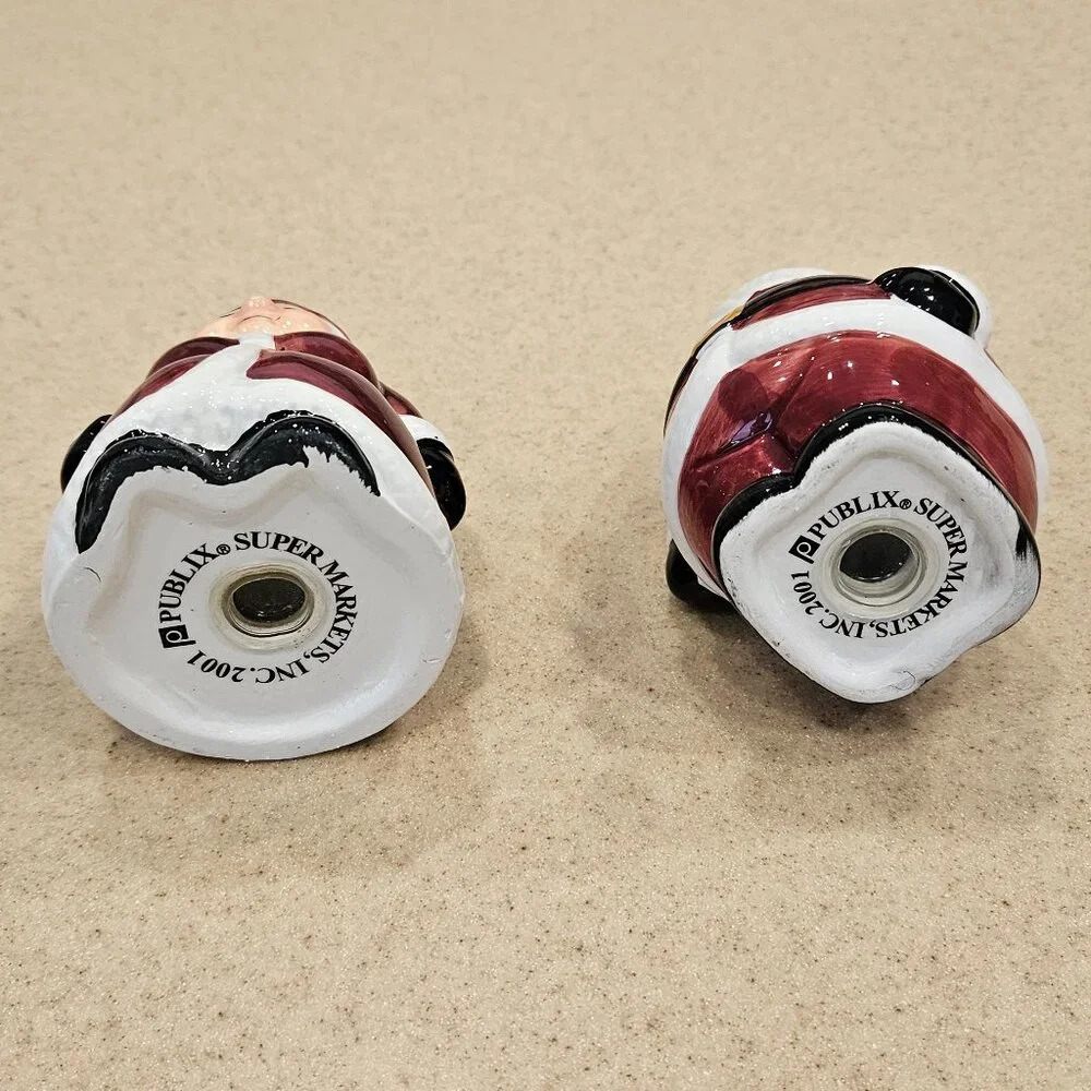 PUBLIX CERAMIC CHRISTMAS HOLIDAY SANTA & MRS CLAUS SALT & PEPPER SHAKERS SET